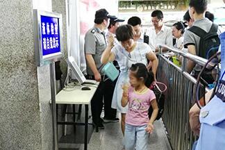 杭州汽車站進站口加強安檢啟用人證合一核驗系統(tǒng)設備